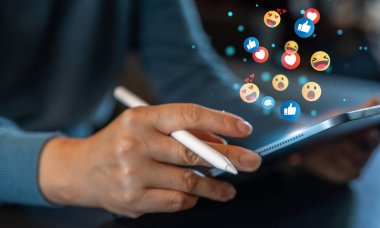 Sosyal medya iletişimi ve dijital çevrimiçi ağ kavramı, insanlar online sosyal medya, çevrimiçi pazarlama, teknoloji, sohbet paylaşımı, telefon ekranından takip eden akıllı telefon kullanımı