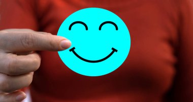 Elinizde kağıt kesiği sembolü gülümseme, mutluluk, rahatlama, memnuniyet anketi, müşteri hizmetleri, olumlu, iyi, sağlık, sağlık çocuğu, hastane, dünya akıl sağlığı günü konsepti