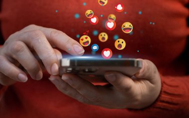 Sosyal medya iletişimi ve dijital çevrimiçi ağ kavramı, insanlar online sosyal medya, çevrimiçi pazarlama, teknoloji, sohbet paylaşımı, telefon ekranından takip eden akıllı telefon kullanımı