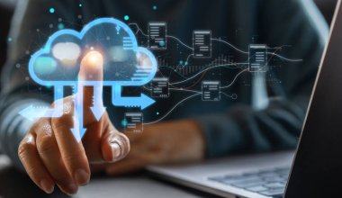 İnsan eliyle tutulan bulut teknolojisi transferi, veri depolama, ağ, internet, sunucu hizmetleri, çevrimiçi, büyük veri indirme ve yükleme sistemi, yedek servis kavramı