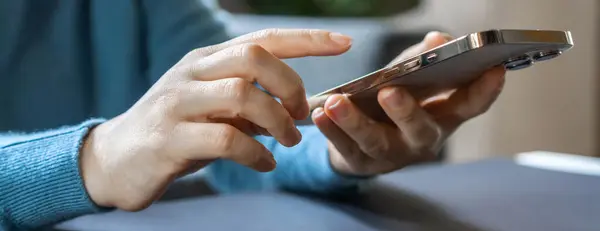 Sosyal medya iletişimi ve dijital internet kavramı, insanlar akıllı telefon çalma, iş, çevrimiçi sosyal medya, çevrimiçi pazarlama, teknoloji, sohbet paylaşımı, telefon ekranından takip ediyor