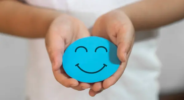 Çocuk elinde kağıt kesiği sembolü, gülümseme, mutluluk, rahatlama, memnuniyet anketi, müşteri hizmetleri, olumlu, iyi, sağlıklı çocuk, sağlık çocuğu, hastane, dünya akıl sağlığı günü konsepti