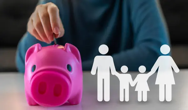 Aile sevgisiyle el ele tutuşmak ve kumbaraya para koymak tasarruf, bağış, bağış, hayır, finans, mali kriz, sigorta, mevduat, yatırım, banka, aile finansmanı tasarruf planı