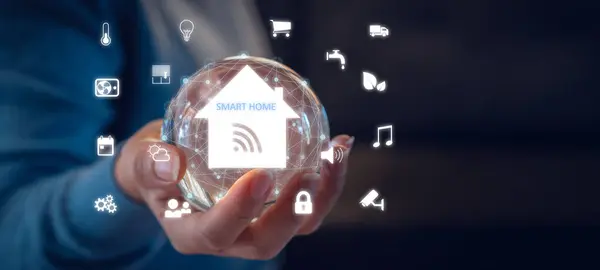 Insan el ele tutuşan ev akıllı otomasyon kontrol sistemi uygulaması, IOT, bağlı nesne, aygıtlar, yenilik teknolojisi internet ağı, ev, wi-fi, akıllı ev teknolojisi kavramı