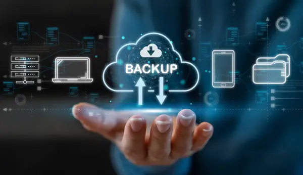 Elle tutulan güvenlik yedekleme veri depolama kavramı, teknoloji dijital, indirme, belge, gizlilik, şifre, paylaşma, bilgisayar, dosya, telefon simgesini korumak için bulut çevrimiçi teknoloji. Güvenlik