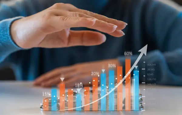 İnsan eliyle tutulan madeni para yığını ve grafikler ticari yatırım veri grafiği, iş büyümesi, para, borsa, tablo, faiz oranı, yatırım, fonlar, yüzde komisyon, bankacılık artışı