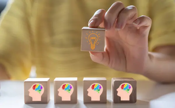 İnsan eli odun tutarken ampulü seç, renkli insan beyni zeki düşünme yaratıcı fikir, yaratıcı zeka, eğitim bilgisi ve öğrenme, bilim ve yenilik.