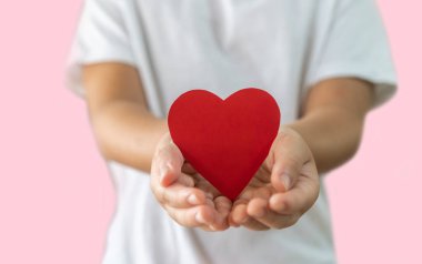 Çocuk elinde kırmızı kalp kağıdı kesiği, sağlık ve sağlık, aşk, kalp krizi, dünya kalp krizi, kardiyovasküler hastalık, doktor, aile, bağış, sigorta ve hastane konsepti