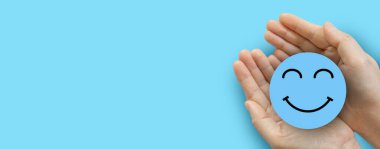 Elinizde kağıt kesiği sembolü gülümseme, mutluluk, rahatlama, memnuniyet anketi, müşteri hizmetleri, olumlu, iyi, sağlık, sağlık çocuğu, hastane, dünya akıl sağlığı günü konsepti