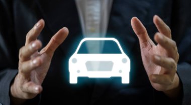 Elinde tutan iş adamı arabanızı koruyor koruyucu motor sigortası, doğal afet, kaza, sigorta, yangın, hırsızlık, destek, sigorta şirketi, sigorta, araba sigortası konsepti
