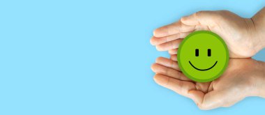 Elinizde kağıt kesiği sembolü gülümseme, mutluluk, rahatlama, memnuniyet anketi, müşteri hizmetleri, olumlu, iyi, sağlık, sağlık çocuğu, hastane, dünya akıl sağlığı günü konsepti