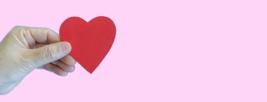 Çocuk elinde kırmızı kalp kağıdı kesiği, sağlık ve sağlık, aşk, kalp krizi, dünya kalp krizi, kardiyovasküler hastalık, doktor, aile, bağış, sigorta ve hastane konsepti