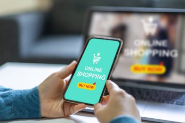 Moda çevrimiçi alışveriş, alışveriş zamanı, yaz, satış, alım, satın alma, dijital pazarlama, sipariş ürünü, e-ticaret, süpermarket, platformlar, çevrimiçi alışveriş kavramı için insan kullanımı teknolojisi telefonu