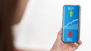 Tüccarın başarılı olması için telefon alım-satım borsası grafik parası, küresel ekonomi, tüccar yatırımcı, blok zinciri borsa kripto para grafiği satışı ve fiyat grafiğiyle satın alma grafiği