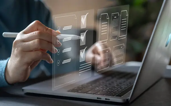 Kontrol listesinde işaretli insan eli, kontrol listesi anketi, kontrol işareti, evet, anket, doldurma, dijital, liste, değerlendirme, sınav, oy, cevap, liste, planlama, iş ve doğrulama kavramı