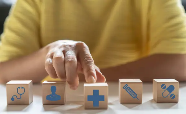 Insan holdingi mavi sanal hastanesi artı işareti, sağlık, hastane, sigorta, akıl sağlığı, sağlık, dünya ruh sağlığı günü, koruyucu, doktor bakıcısı ve hasta konseptini kontrol et