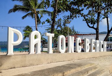 Tayland, Phuket 'teki Patong Sahili' nin adı büyük beyaz harflerle yazılıdır..