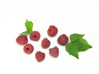     Büyük olgun ahududu ve yeşil ahududu yaprakları, yakın plan, beyaz arka plan.                 