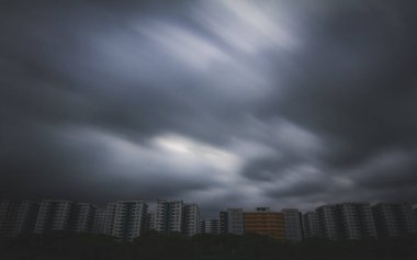 Fırtınadan önceki kara bulutlar