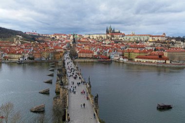 Prag Kalesi, Saint Vitus Katedrali ve Charles Tower ve Vltava nehri ile Hradcany Panoraması. 2022 'deki Köprü Kulesi gözcüsünden görüntü.