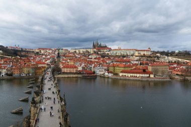 Prag Kalesi, Saint Vitus Katedrali ve Charles Tower ve Vltava nehri ile Hradcany Panoraması. 2022 'deki Köprü Kulesi gözcüsünden görüntü.