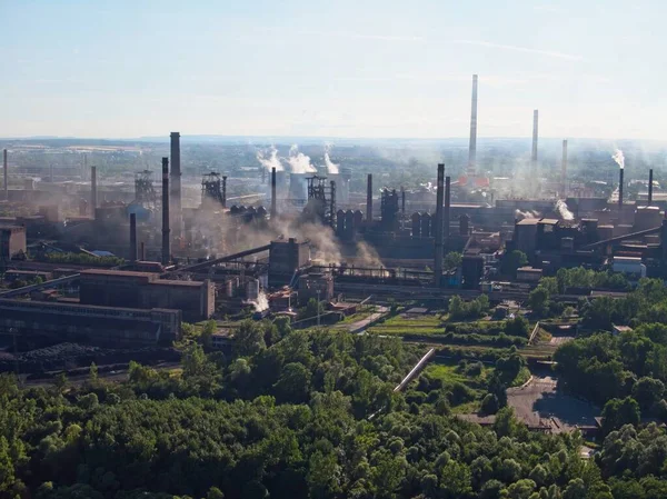 Çek Cumhuriyeti 'nin Ostrava kentindeki büyük çelik fabrikasının insansız hava aracı görüntüsü. Bu tesis gibi çok duman ve tozla birlikte bölgedeki ana hava kirleticilerden biri. Ufuktaki Beskydy Dağları.