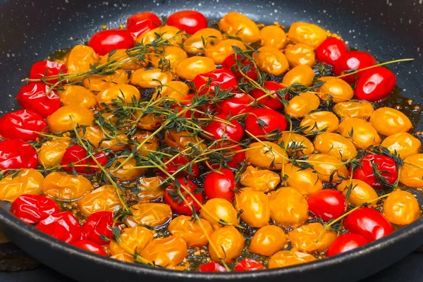 Kleine Rote Und Gelbe Kirschtomaten Ofen Mit Kräutern Auf Metallpfanne lizenzfreie Stockbilder