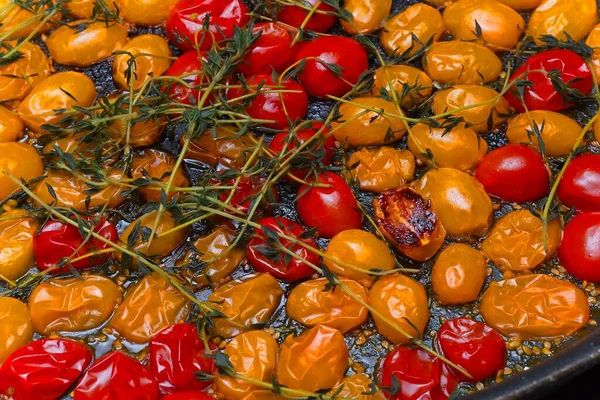 Kleine Rote Und Gelbe Kirschtomaten Ofen Mit Kräutern Gebraten Ansicht Stockfoto