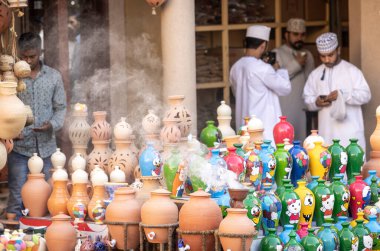 Nizwa, Umman, 2 Aralık 2022: Geleneksel Nizwa Pazarı 'nda renkli çömlekler satılıyor