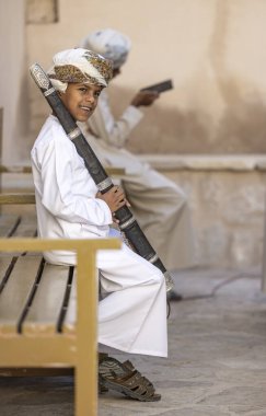 Nizwa, Umman, 2 Aralık 2022: omani geleneksel şarkı ve dans sanatçıları