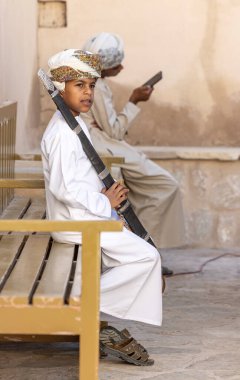 Nizwa, Umman, 2 Aralık 2022: omani geleneksel şarkı ve dans sanatçıları