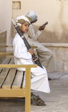 Nizwa, Umman, 2 Aralık 2022: omani geleneksel şarkı ve dans sanatçıları