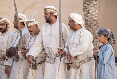 Nizwa, Umman, 2 Aralık 2022: omani geleneksel şarkı ve dans sanatçıları