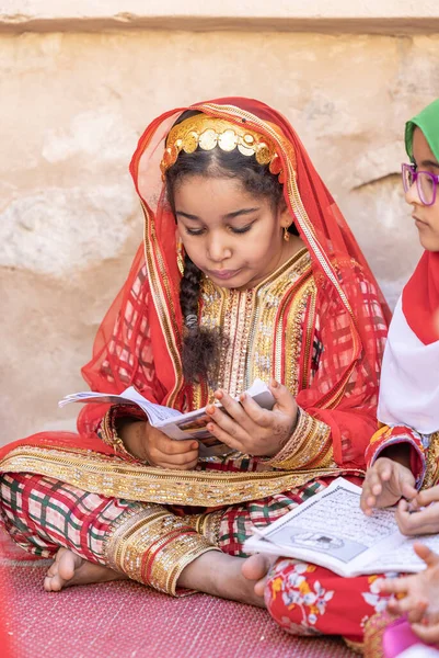 니자와 2022 Omani Girls Sporting Holy Book — 스톡 사진