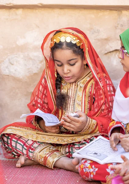 Nizwa Oman 2Nd December 2022 Omani Girls Reciting Holy Book — Stock Photo, Image