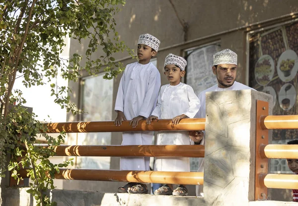 Низва Оман Декабря 2022 Года Оманский Человек Своими Сыновьями Традиционном — стоковое фото