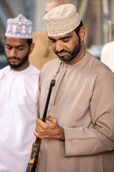 Nizwa Oman Grudnia 2022 Mężczyźni Omani Targu Broni — Zdjęcie stockowe