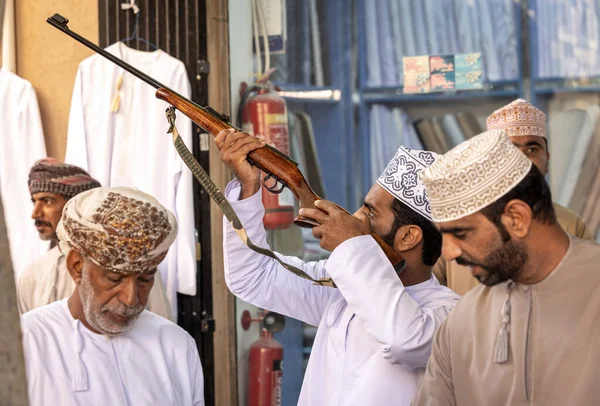Nizwa Omán Prosince 2022 Omani Muži Trhu Zbraněmi — Stock fotografie