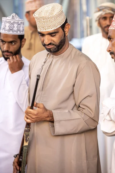 Nizwa Oman Grudnia 2022 Mężczyźni Omani Targu Broni — Zdjęcie stockowe