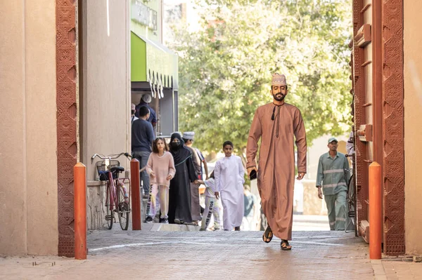 Nizwa Umman Aralık 2022 Omani Adamlar Sokakta Yürüyor — Stok fotoğraf