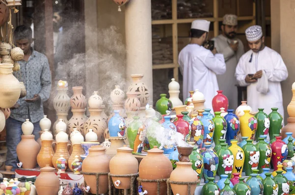 Nizwa Oman Grudnia 2022 Kolorowe Garnki Sprzedaży Tradycyjnym Targu Nizwa — Zdjęcie stockowe