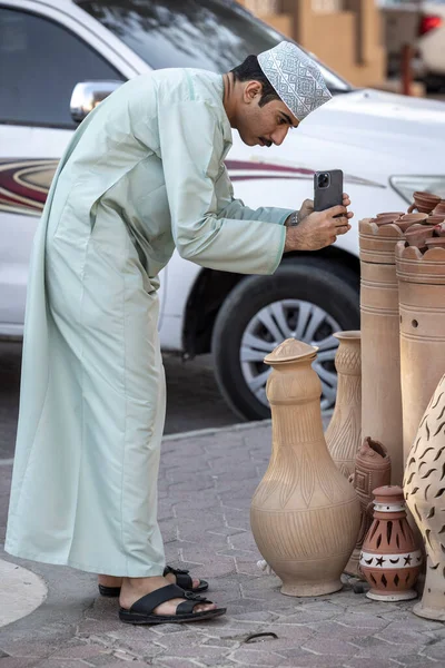 Nizwa Umman Aralık 2022 Omani Adam Cep Telefonuyla Fotoğraf Çekiyor — Stok fotoğraf
