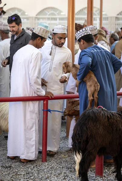 Nizwa Oman December 2022 Omaanse Mannen Markt Kopen Verkopen Geiten — Stockfoto