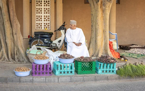Nizwa Oman Décembre 2022 Homme Omanais Vendant Des Légumes Sur — Photo