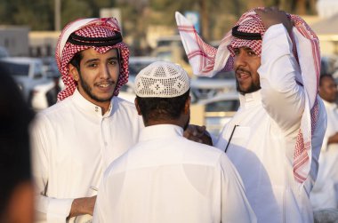 Buraydah, Suudi Arabistan, 4 Ağustos 2023: Sudi develeri ve deve pazarındaki erkekler