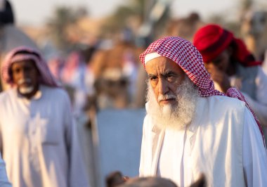 Buraydah, Suudi Arabistan, 4 Ağustos 2023: Sudi develeri ve deve pazarındaki erkekler