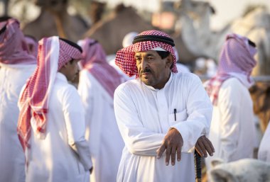 Buraydah, Suudi Arabistan, 4 Ağustos 2023: Sudi develeri ve deve pazarındaki erkekler