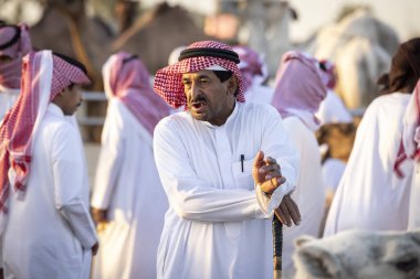 Buraydah, Suudi Arabistan, 4 Ağustos 2023: Sudi develeri ve deve pazarındaki erkekler