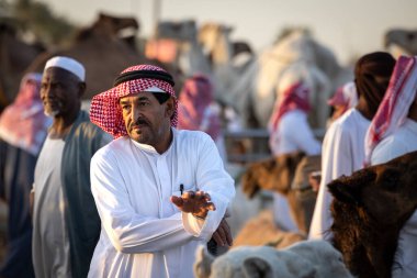 Buraydah, Suudi Arabistan, 4 Ağustos 2023: Sudi develeri ve deve pazarındaki erkekler