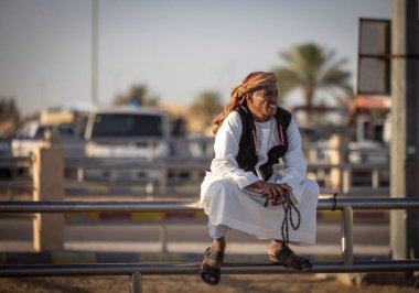 Buraydah, Suudi Arabistan, 4 Ağustos 2023: Buraydah şehrindeki deve pazarının dışında dinlenen adam